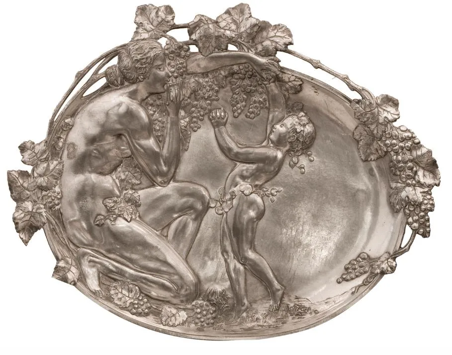 2 placas de parede antigas com figuras e uvas