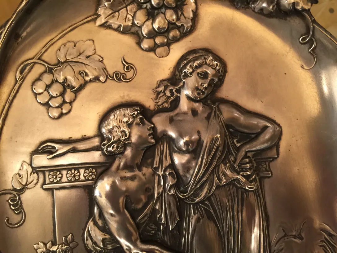 design artistico su due targhe da muro antiche con figure