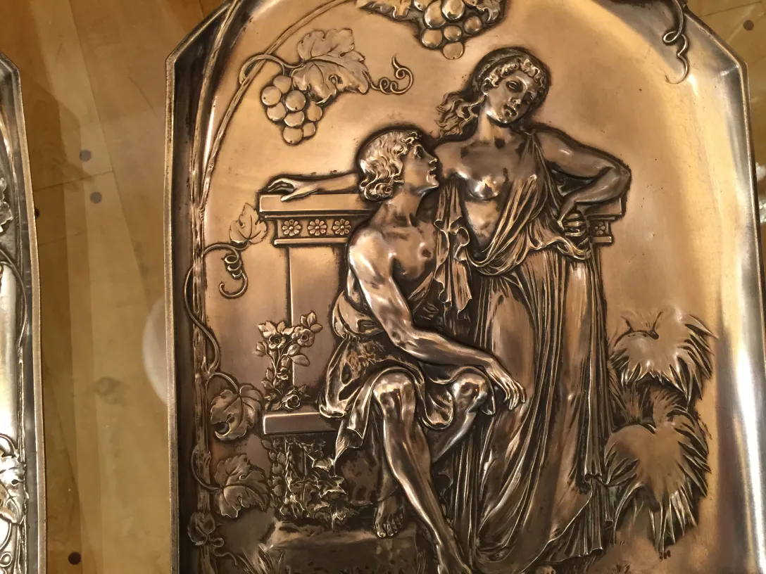 2 plaques murales anciennes avec détails décoratifs