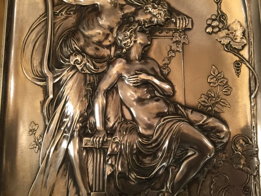 diseño antiguo con figura humana en relieve en placas