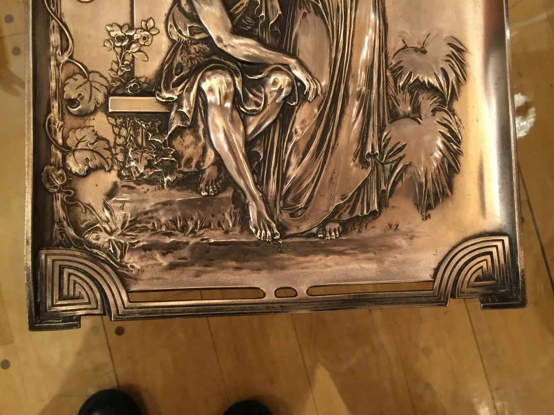 detalhes decorativos de 2 placas de parede antigas com figura