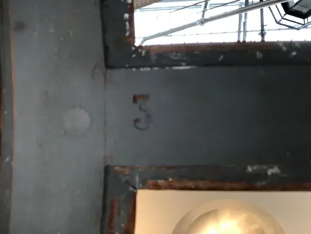 tavolo antico per 8 persone, circondato da decorazioni uniche e luce