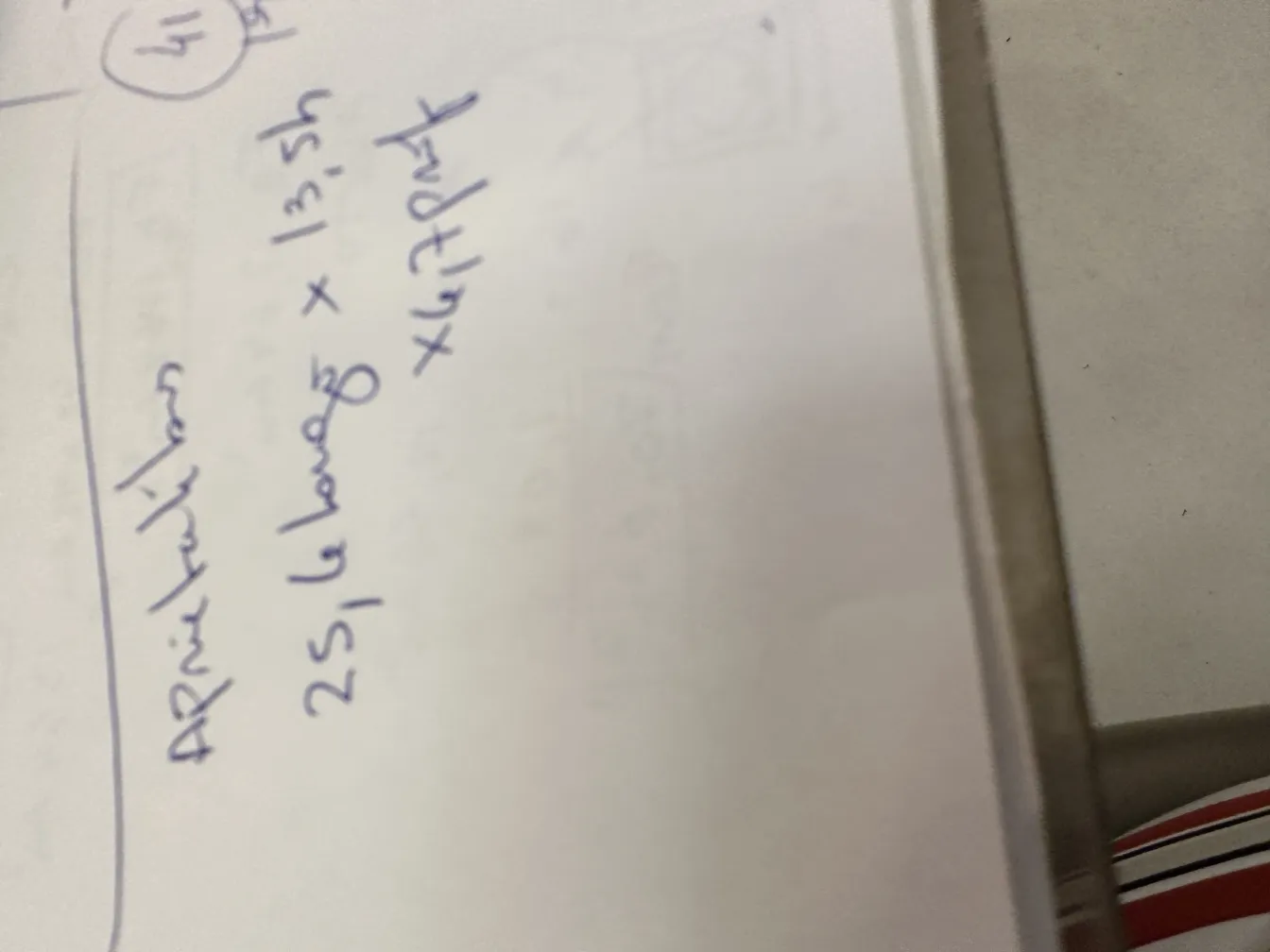 प्राचीन पुस्तक स्टैंड जिसमें अनोखा लकड़ी का डिज़ाइन है