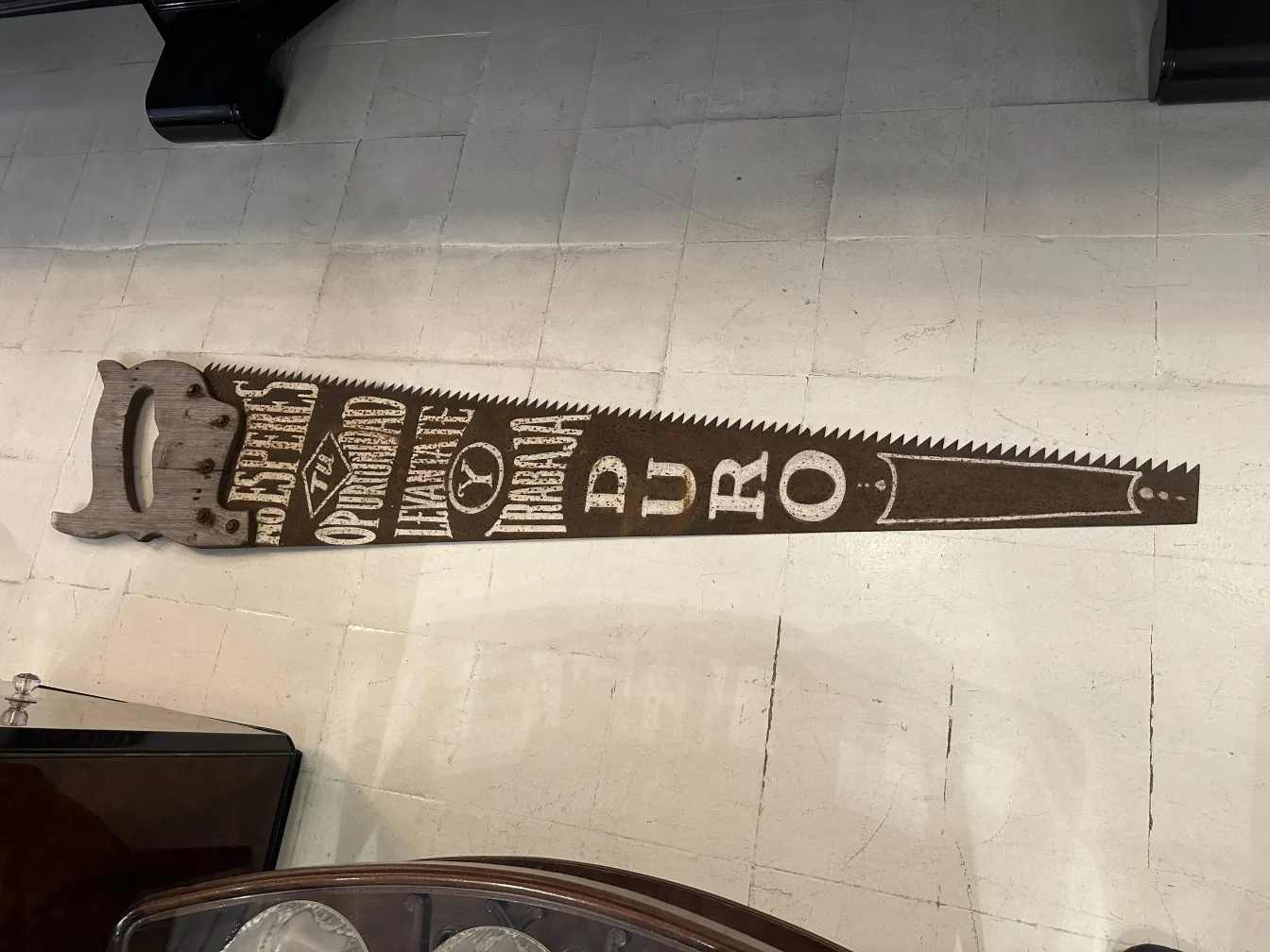 Antike Handsäge mit dekorativem Design.