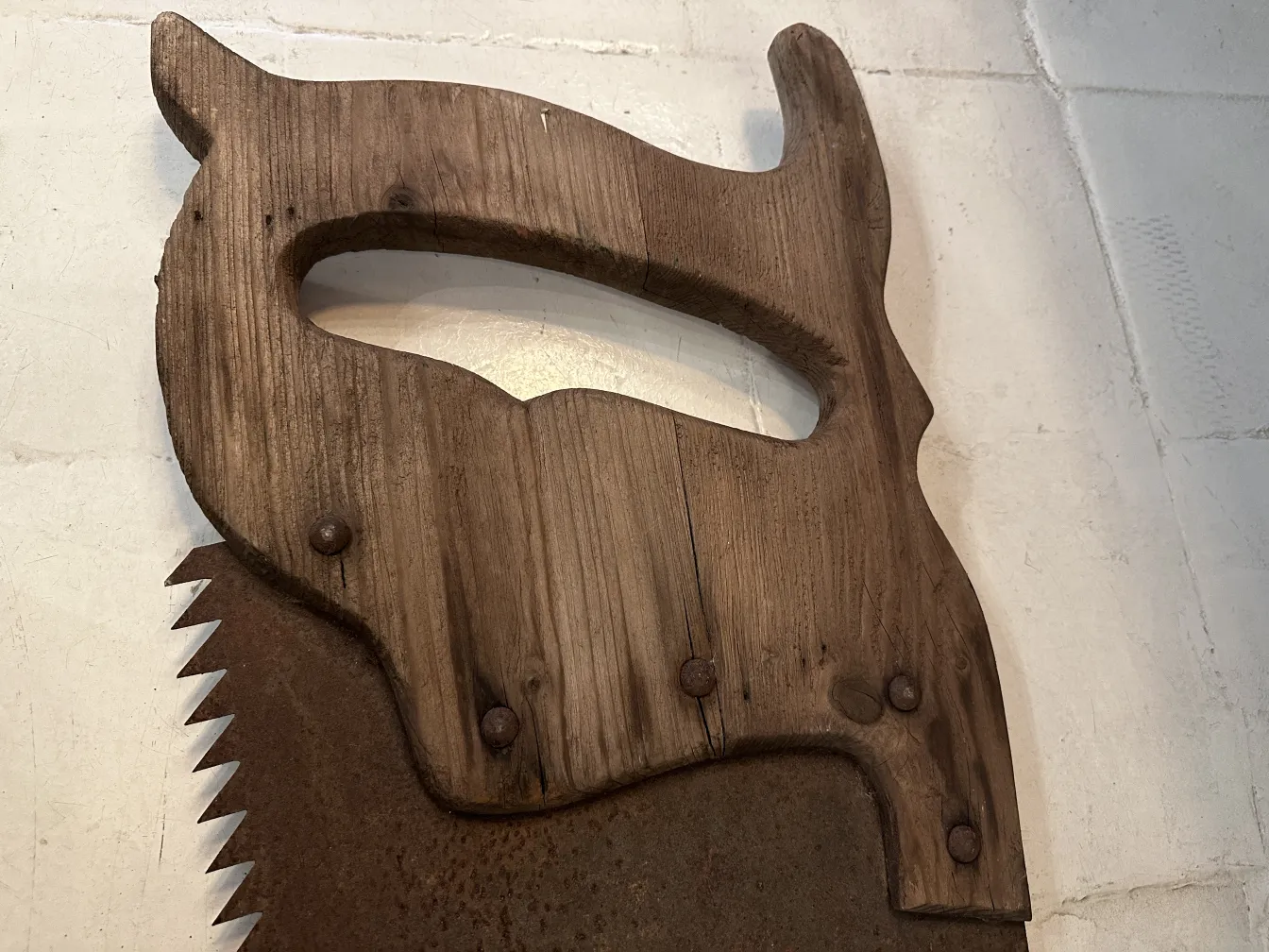 Serrucho antiguo de publicidad con empuñadura de madera