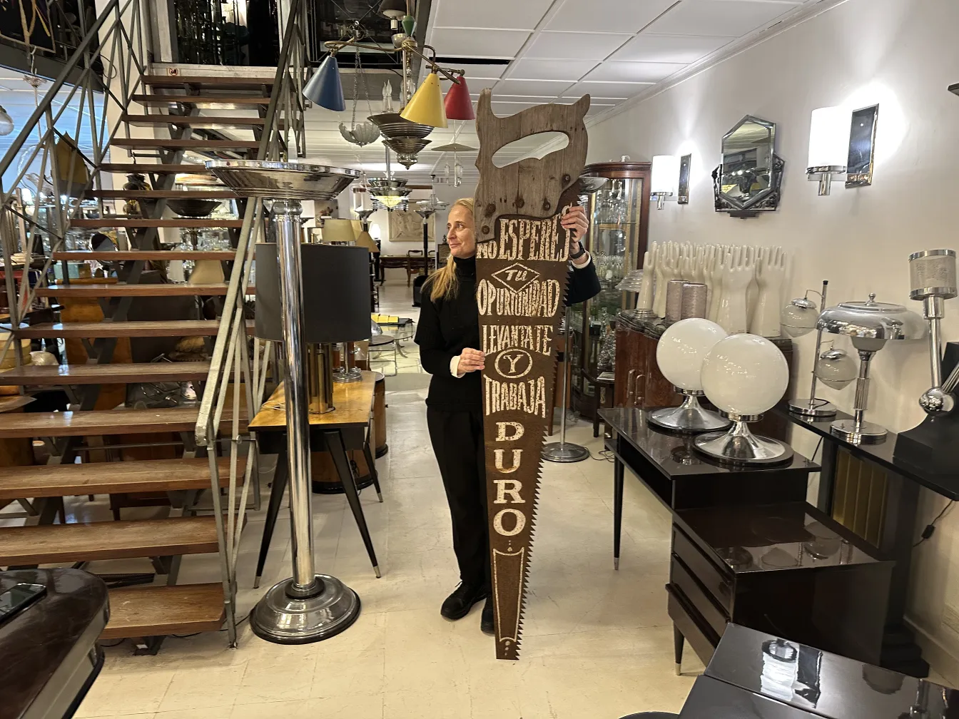 पुराना प्रचार आरी एक एंटीक स्टोर में प्रदर्शित।