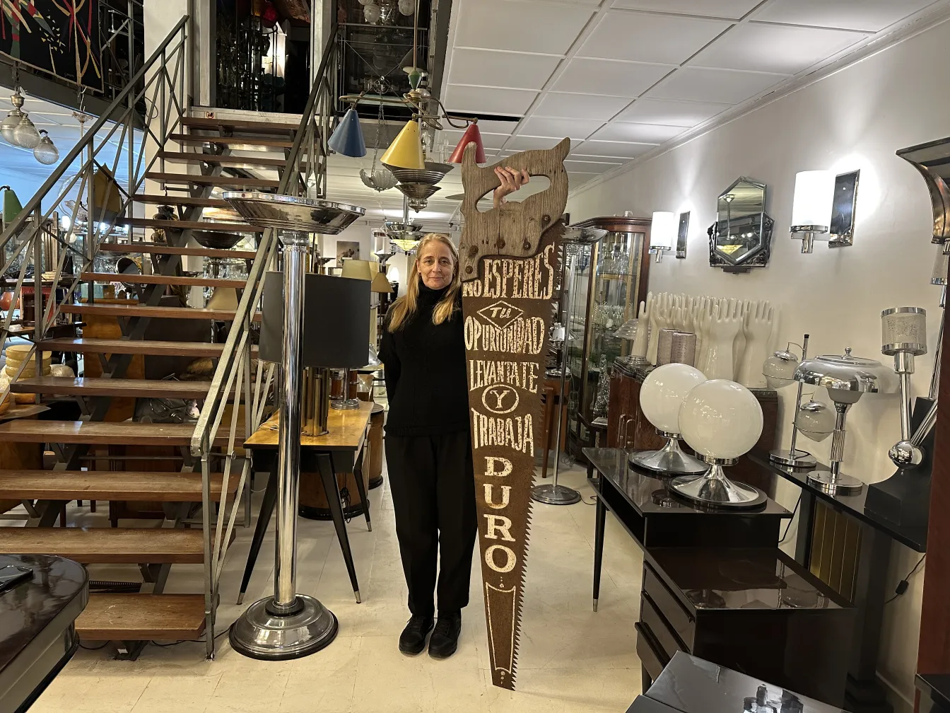 Ancienne scie de publicité avec inscriptions dans un cadre antique.