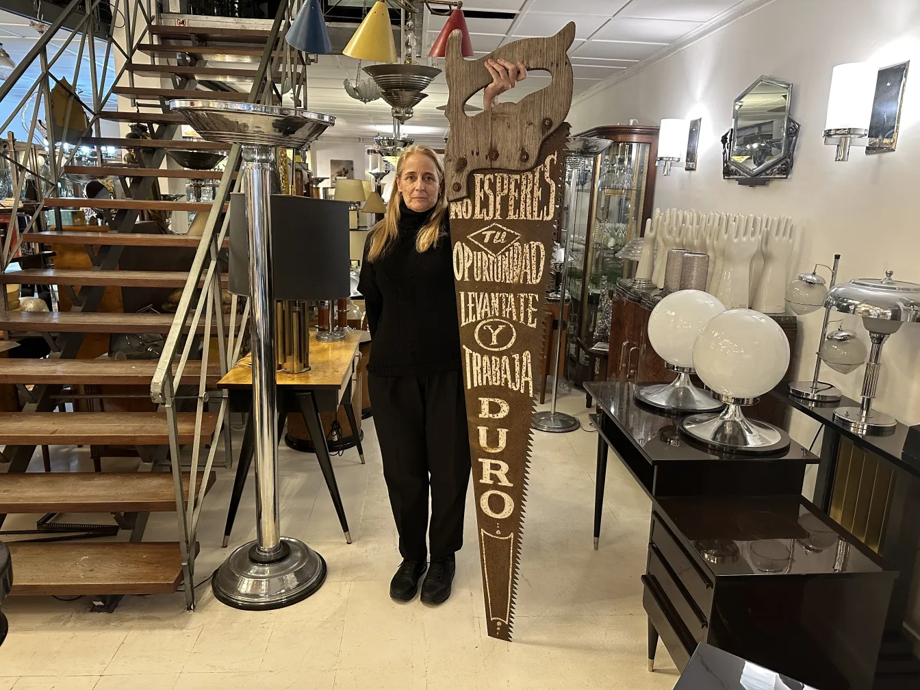 Scie de publicité ancienne avec inscriptions dans un cadre ancien.