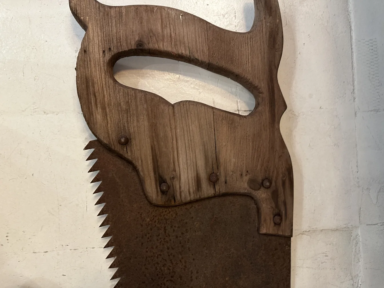 Antike Werksäge mit dekorativem Design und Details