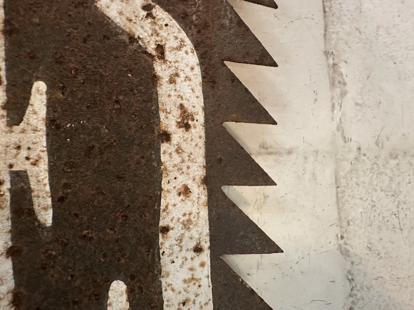 눈에 띄는 마크가 있는 앤티크톱, 광고에 적합합니다.