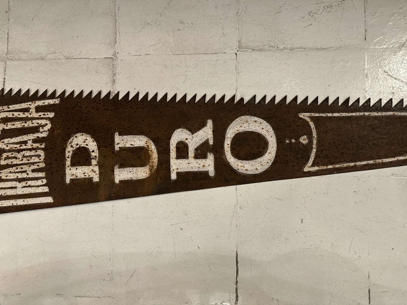 Antike Handsäge mit einzigartigem Design und Klingen-Details, vintage Ambiente.