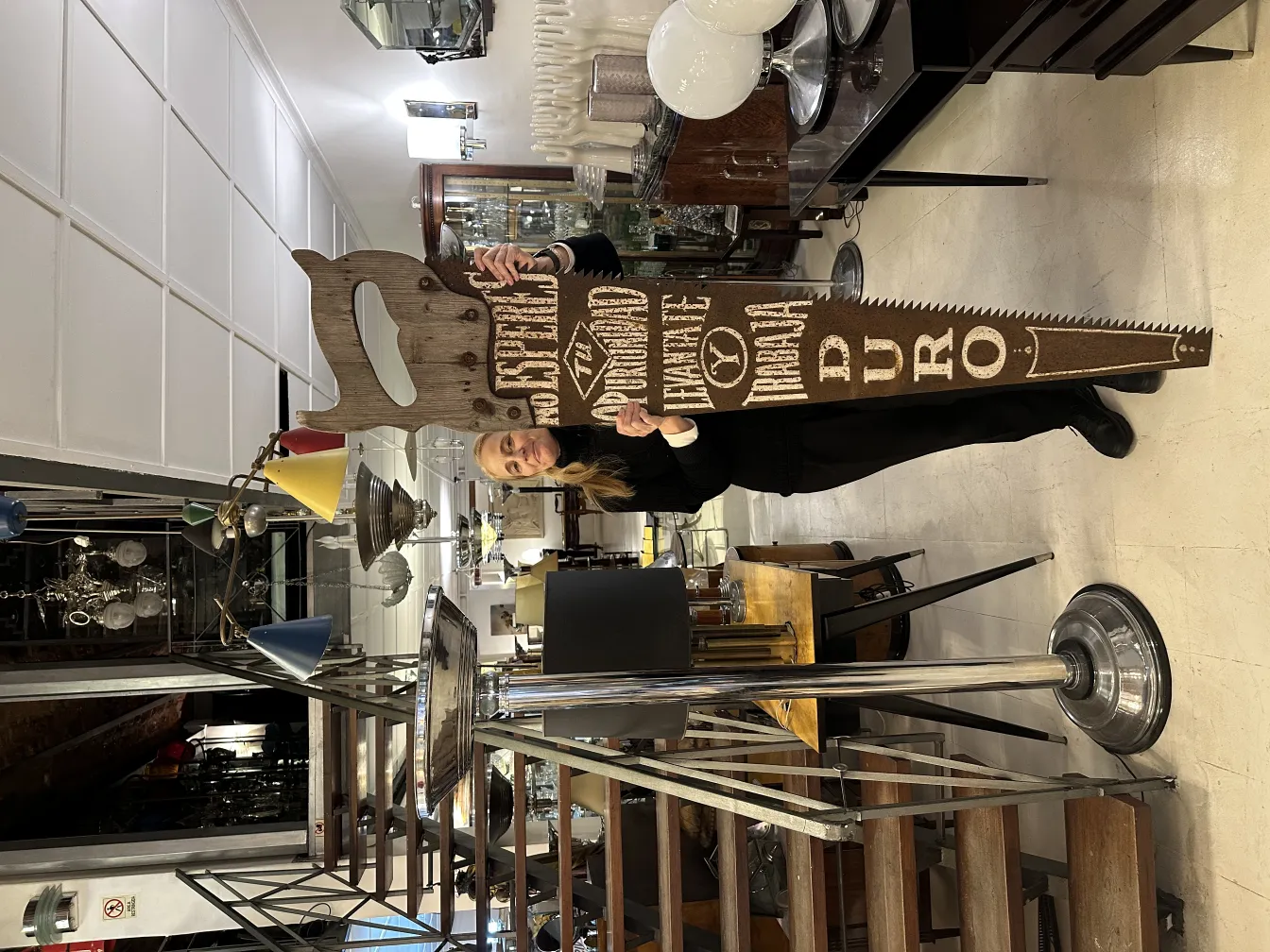 Serrucho de publicidad antiguo en un entorno moderno, con detalles decorativos de época.