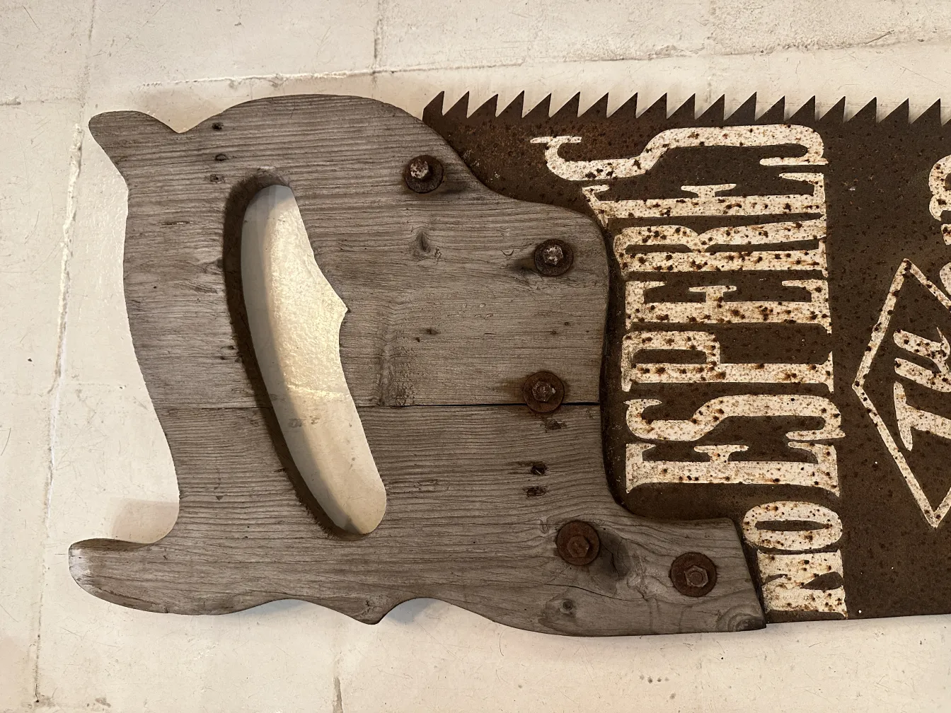 منشار دعاية قديم مع تفاصيل حرفية