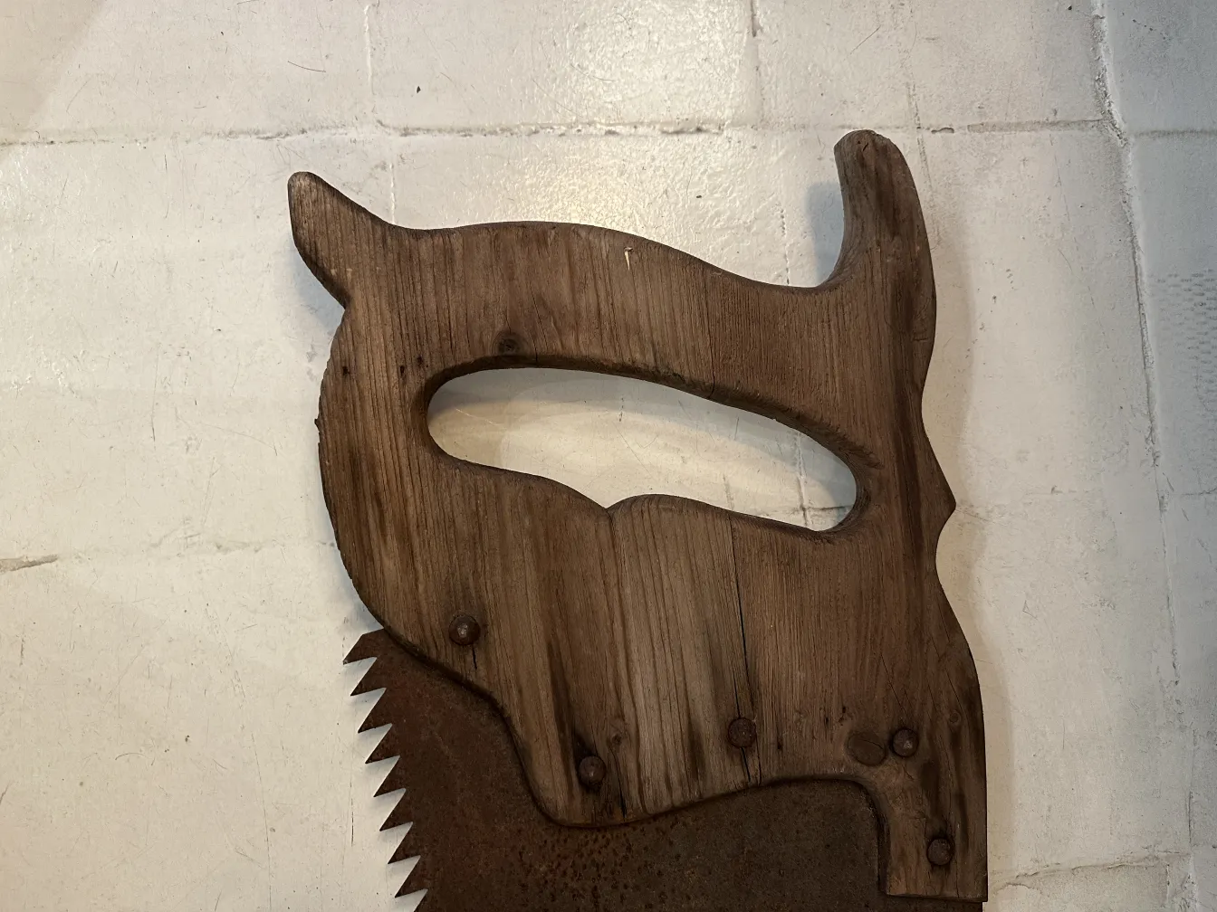 Serrote de publicidade antigo com design artesanal, detalhe visual claro e único.