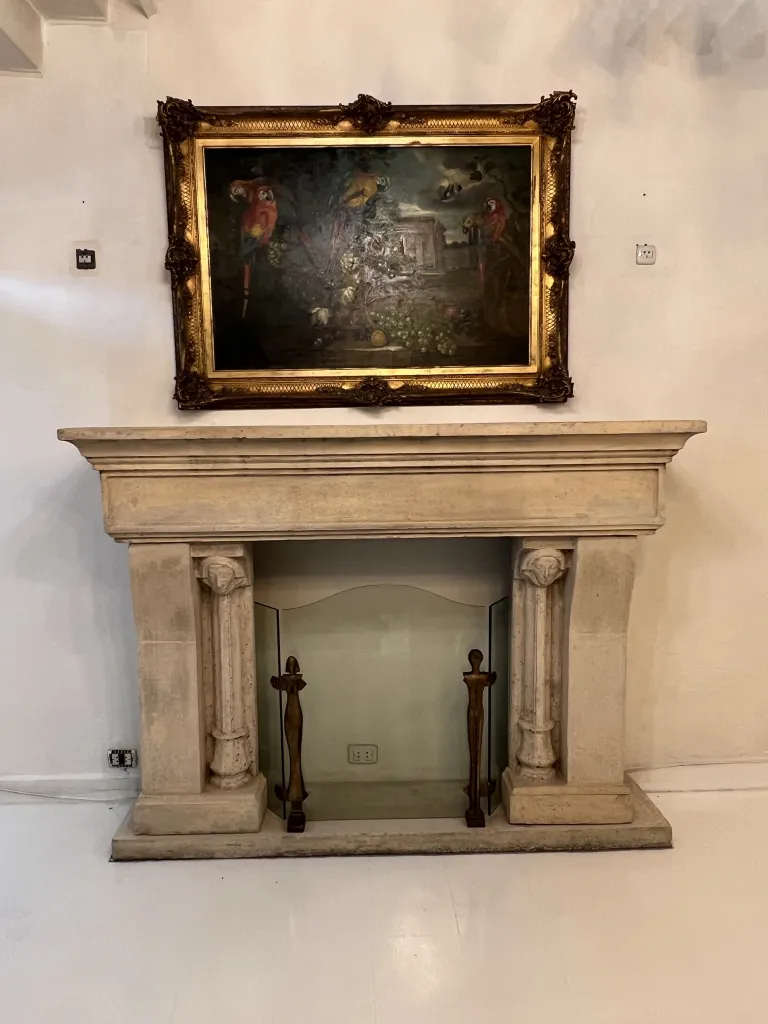 fronte del camino antico con cornice dorata e pittura