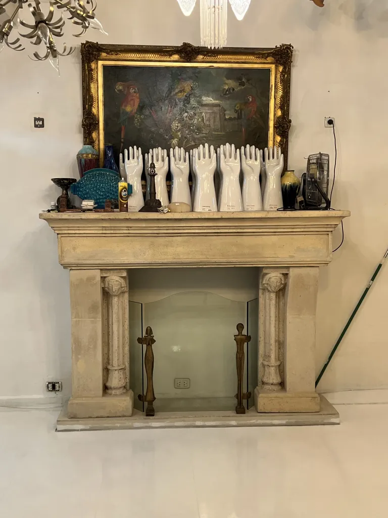 पुरानी आग के साथ चिमनी सजावटी वस्तुओं और कला के साथ