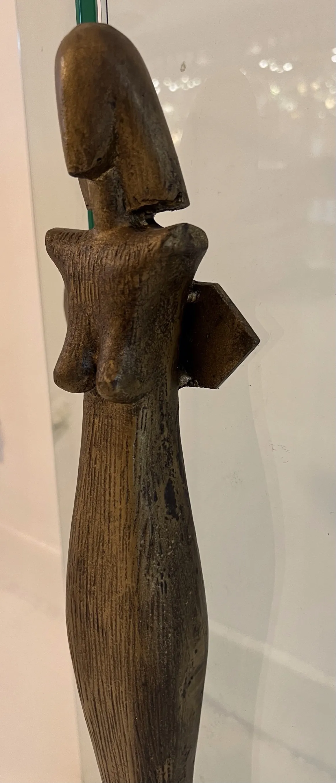 frente da lareira histórica com detalhes artesanais em um ambiente antigo