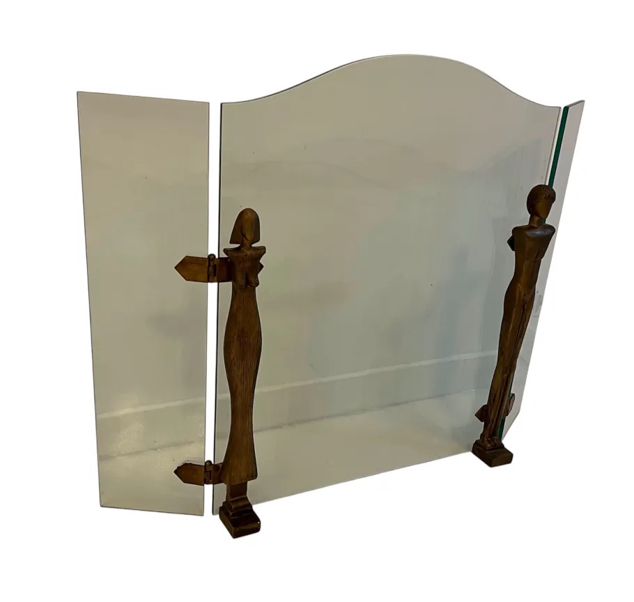 frente de lareira antiga com detalhes e figuras estilizadas