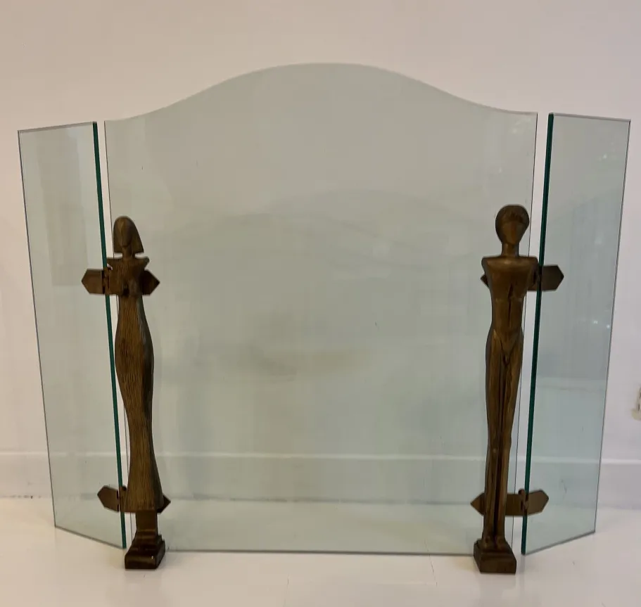 Cornice del camino antico con figure in stile Giacometti.