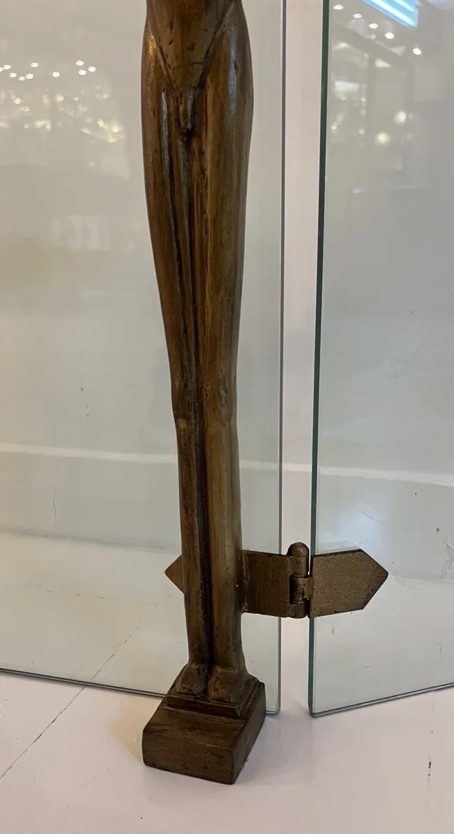 frente de chimenea antiguo con figura en un ambiente acogedor