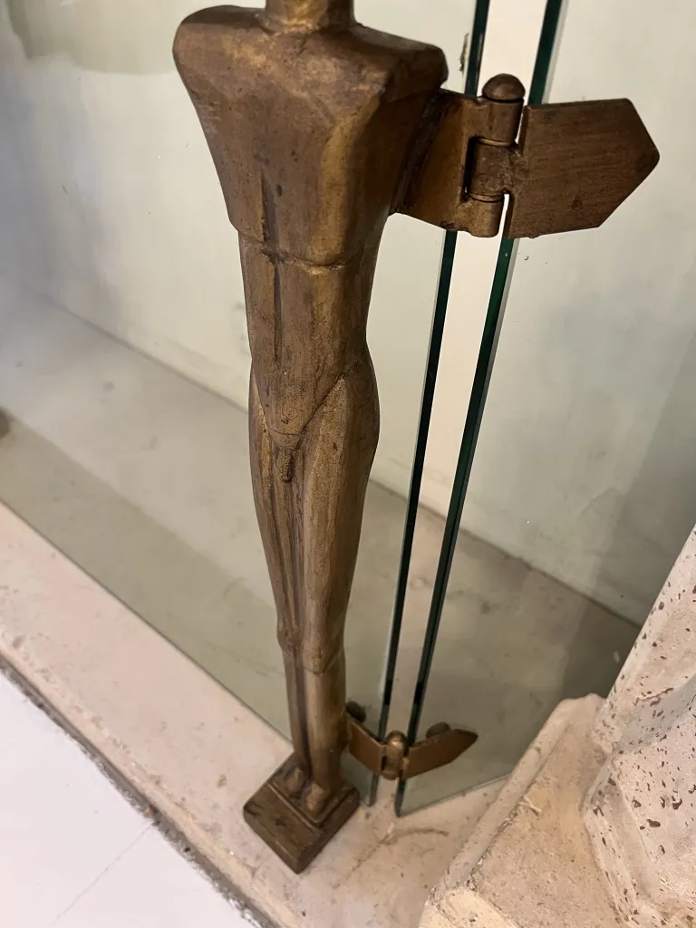 frente da lareira antigo com figura estilizada Alberto Giacometti