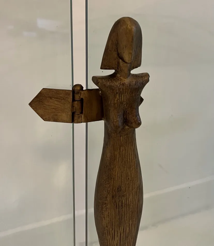 frente de lareira antiga com figura esculpida de mulher, Alberto Giacometti, apresentado em ambiente moderno