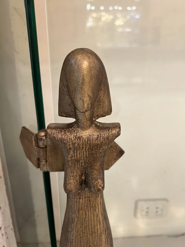 古董壁炉前的风格化青铜表现，伴随独特形状，营造出舒适的氛围。