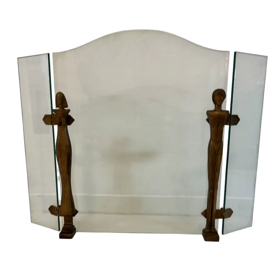 Antike Kaminfassade mit stilisiertem Design und Figuren von Alberto Giacometti