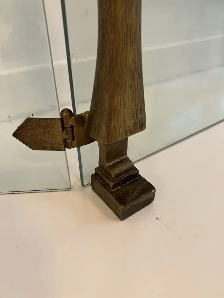 एक प्राचीन आग के साथ चिमनी का समर्थन जो अद्वितीय है