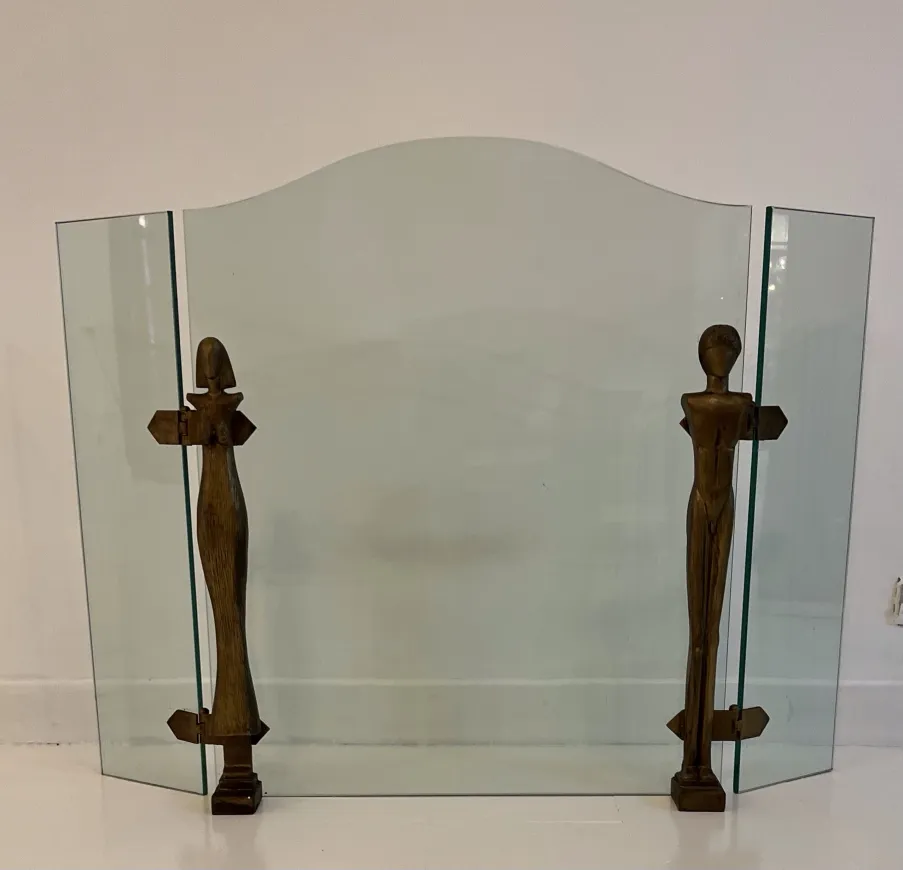 Antike Kaminfront mit stilisierten Figuren von Alberto Giacometti in einem eleganten Ambiente.