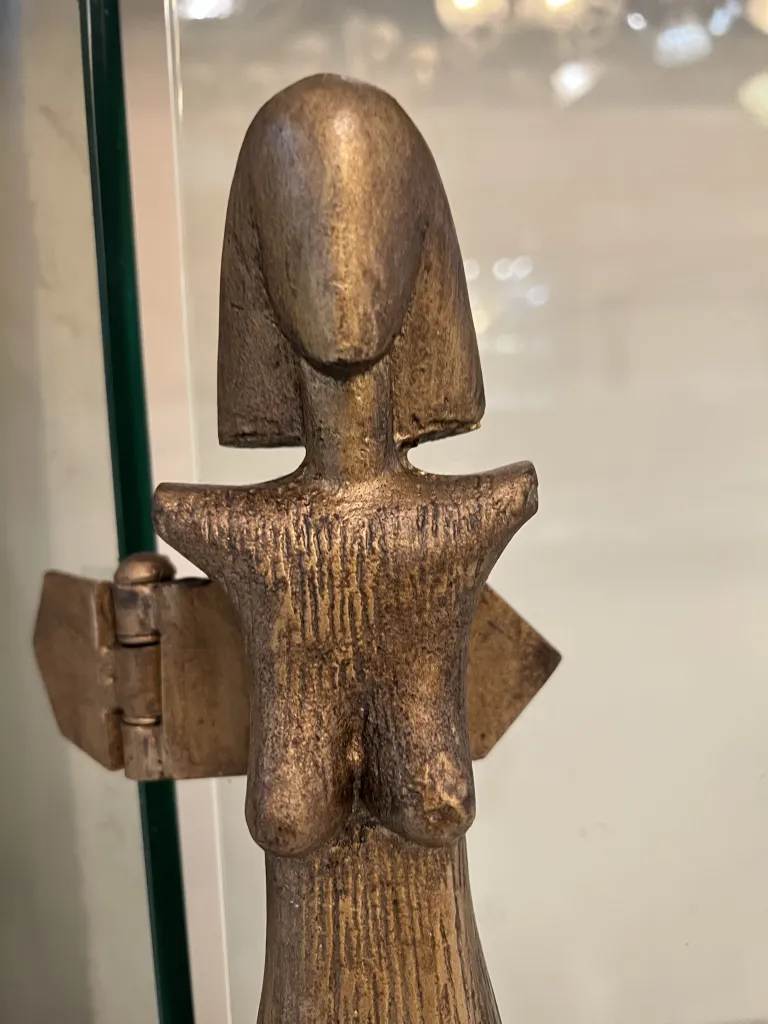 Façade de cheminée antique avec détails uniques d'Alberto Giacometti.