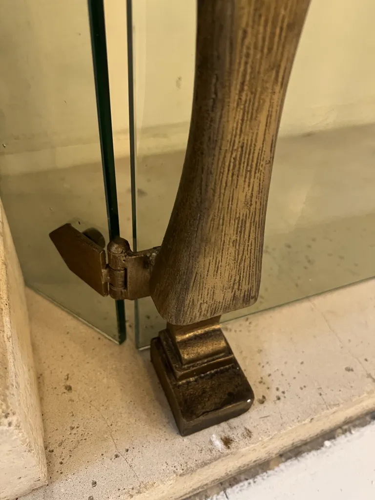 ancienne façade de cheminée avec des détails ornementaux