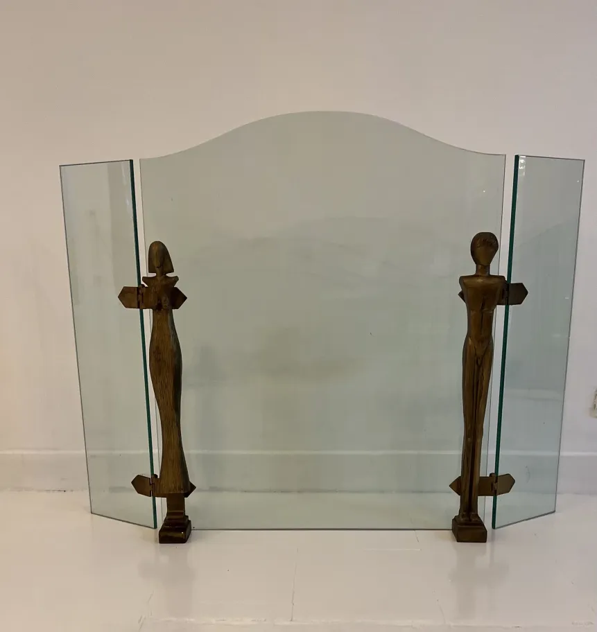 古い暖炉の前に彫刻の詳細と木の人物、背景は中立的