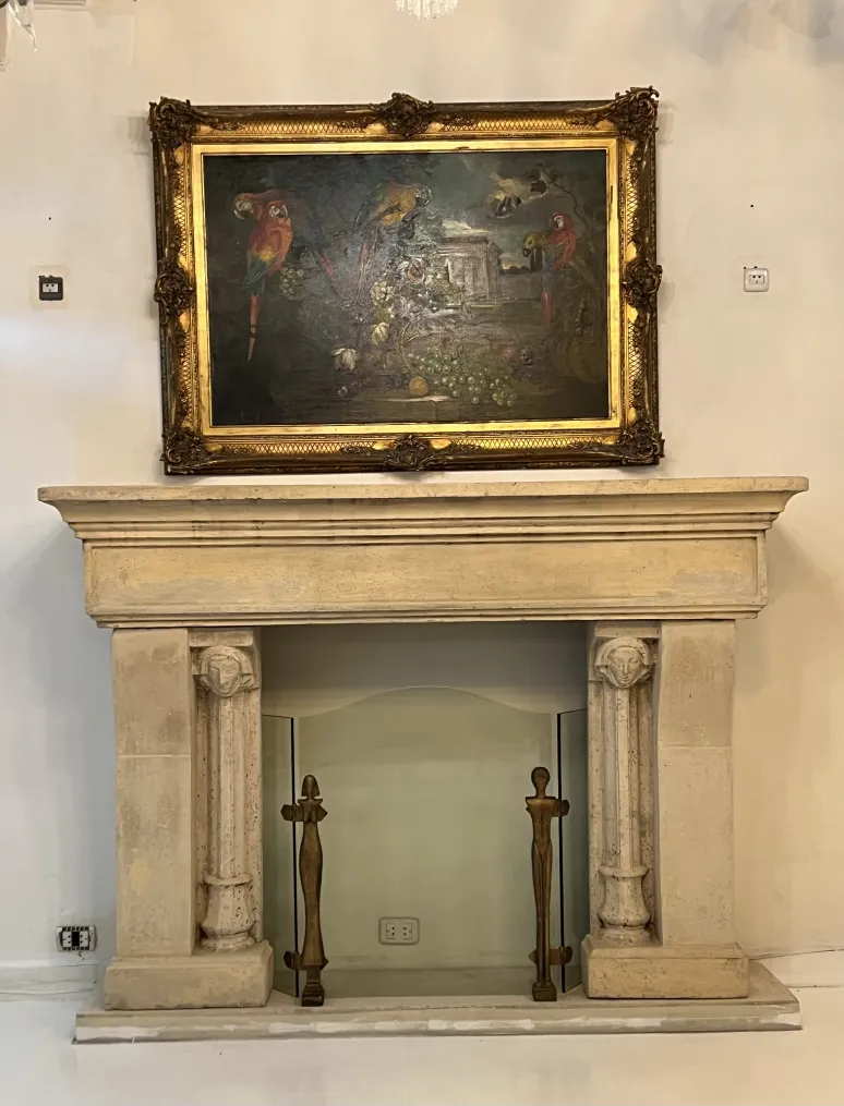 Ancienne façade de cheminée avec peinture décorative d'Alberto Giacometti et fond clair.