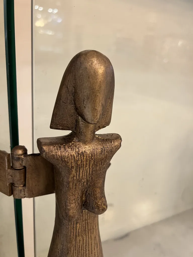 frente de lareira antigo com figura de Alberto Giacometti, arte no ambiente