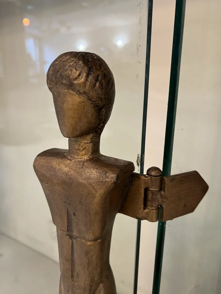 Antike Kaminfassade mit stilisierten Figuren. In einem Raum platziert