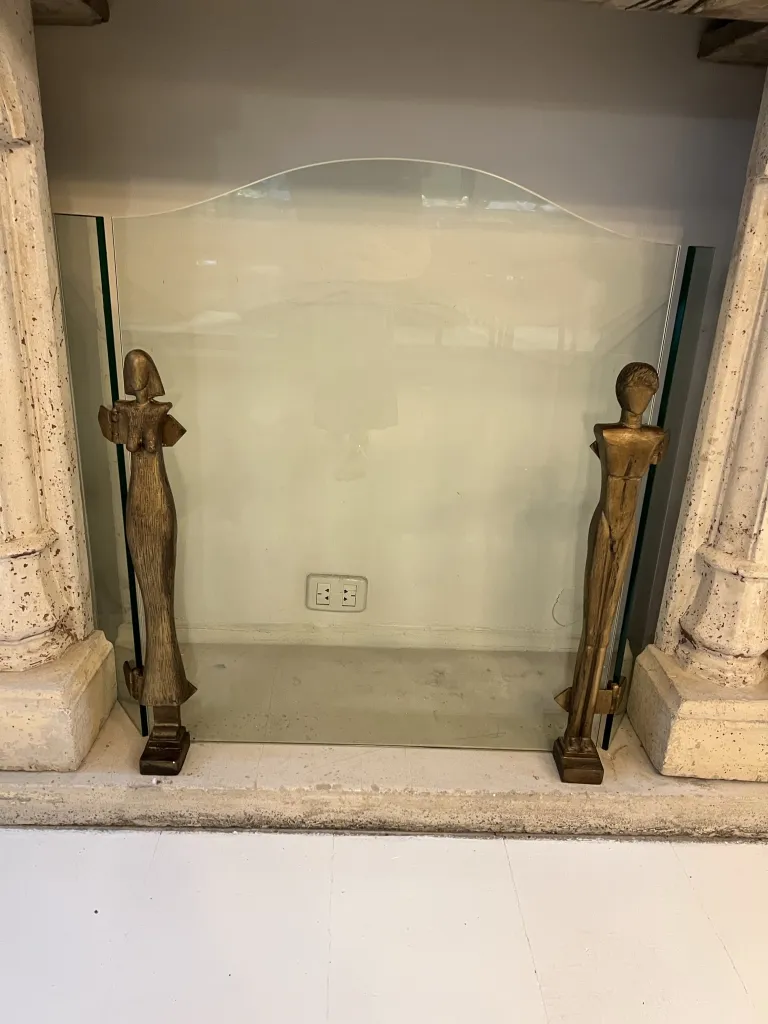 facciata del camino con sculture di Alberto Giacometti in ambiente antico