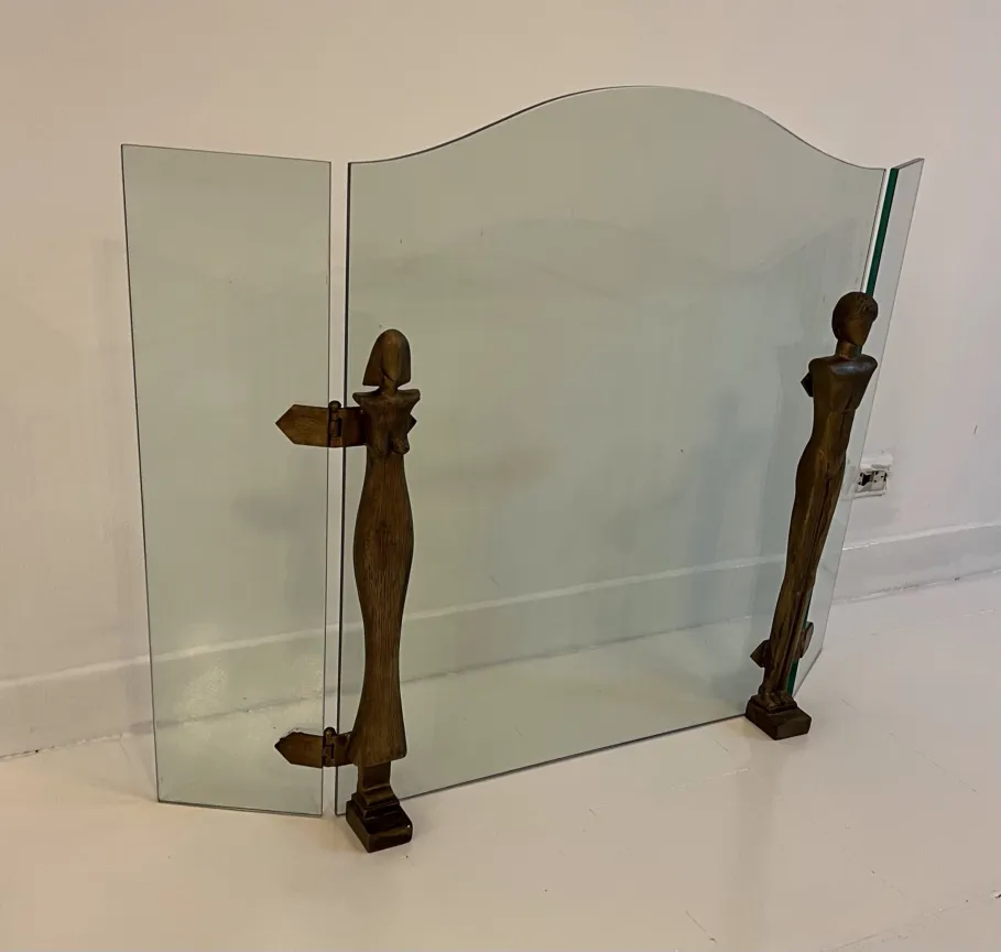 frente de chimenea antiguo con figuras estilizadas alberto giacometti