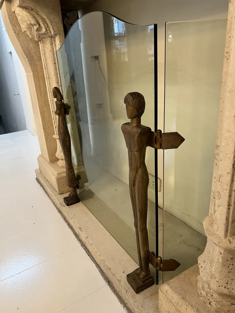 Antikes Kaminfront mit Figuren von Alberto Giacometti, stilisierte Figuren an den Seiten.