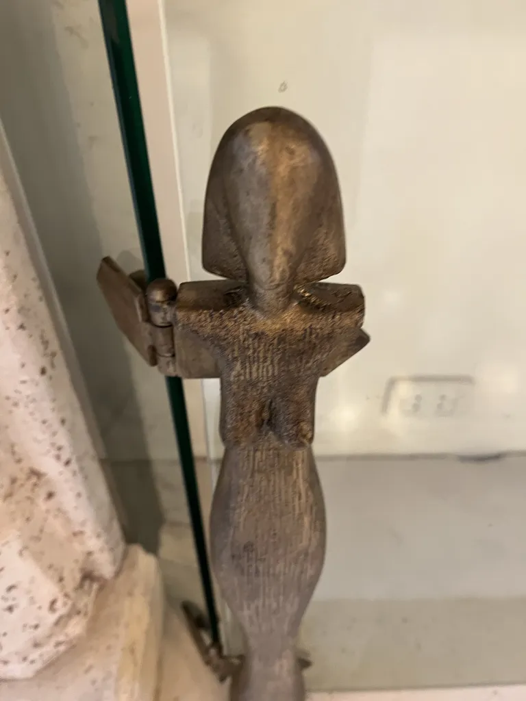 Frente de chimenea antigua con figura decorativa en un ambiente sutil