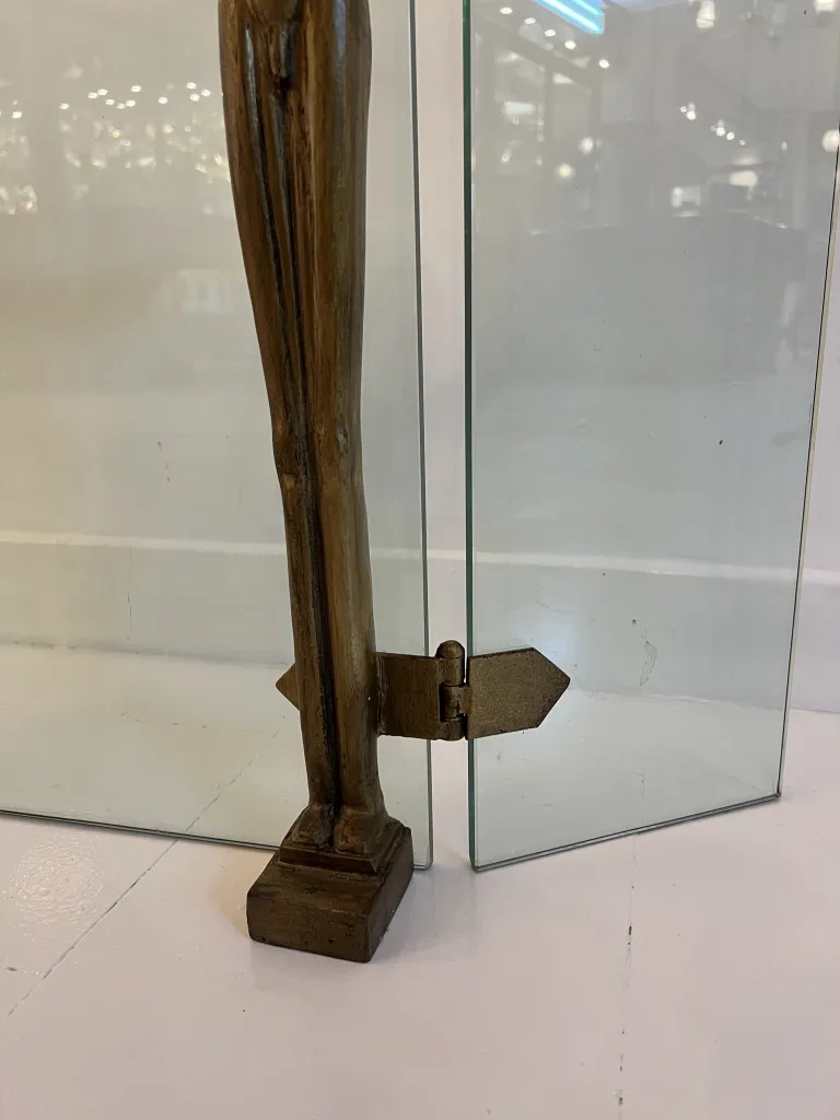 古老壁炉前景展示阿尔贝托·贾科梅蒂的风格化形象，环境温馨