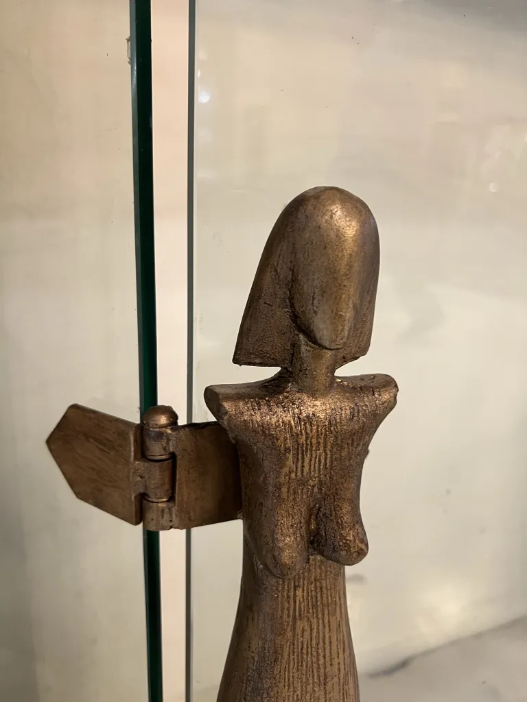 Figura antiga no frente de lareira de Alberto Giacometti com acabamento artesanal