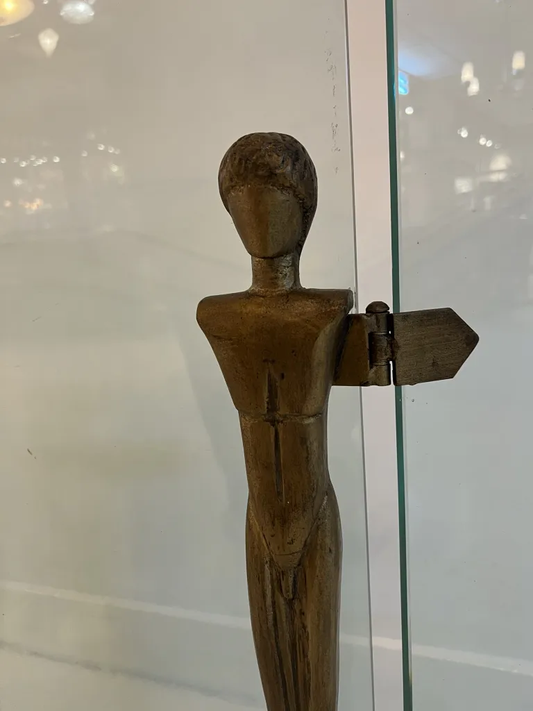 Ancienne façade de cheminée avec une figure d'Alberto Giacometti, design unique