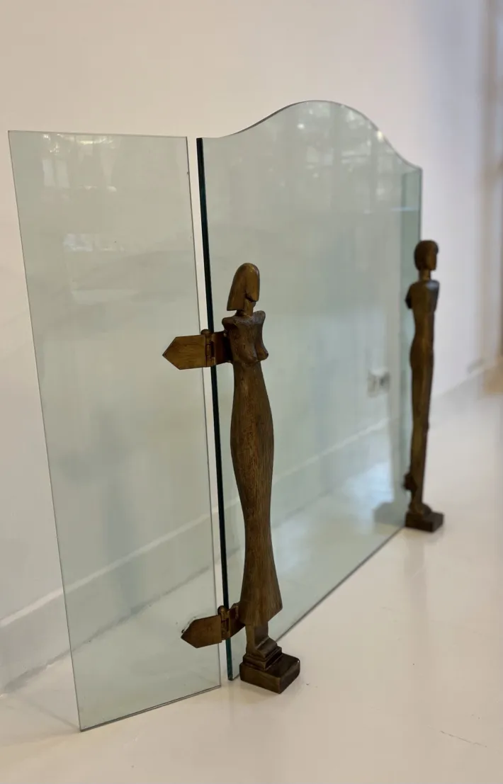 고대 방식의 벽난로 전면과 알베르토 지아코메티의 세련된 인물로 아늑한 분위기.