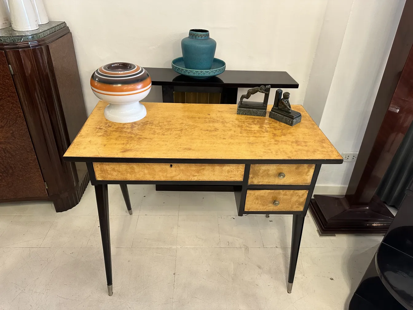 Antiguo aprieta libros decorativo junto a una mesa de madera.