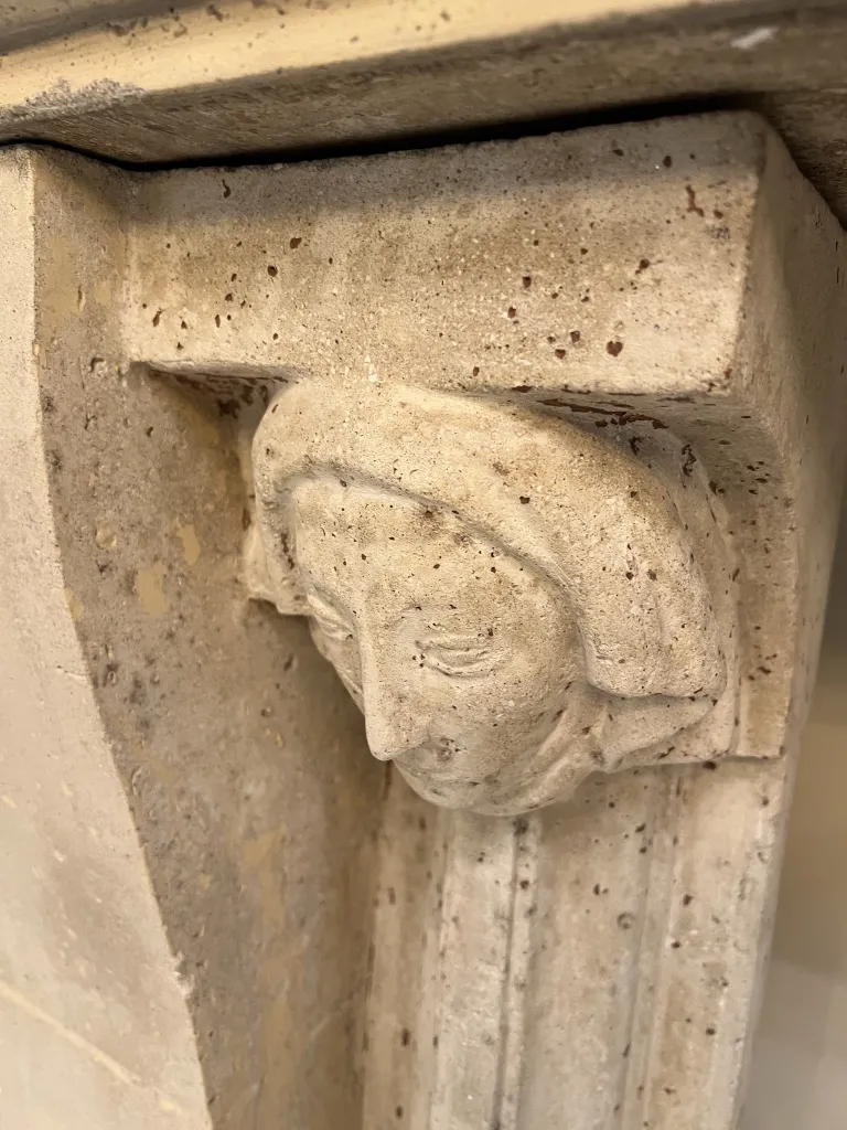 frente de chimenea antiguo con figura en relieve de Alberto Giacometti, estilo clásico