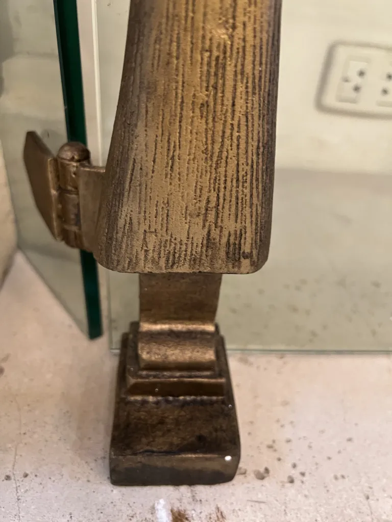 Frente de chimenea antiguo con detalles dorados y ambiente acogedor