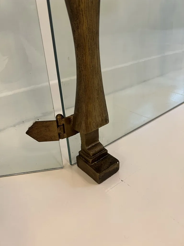 détail d'une façade de cheminée antique d'Alberto Giacometti avec une base décorative