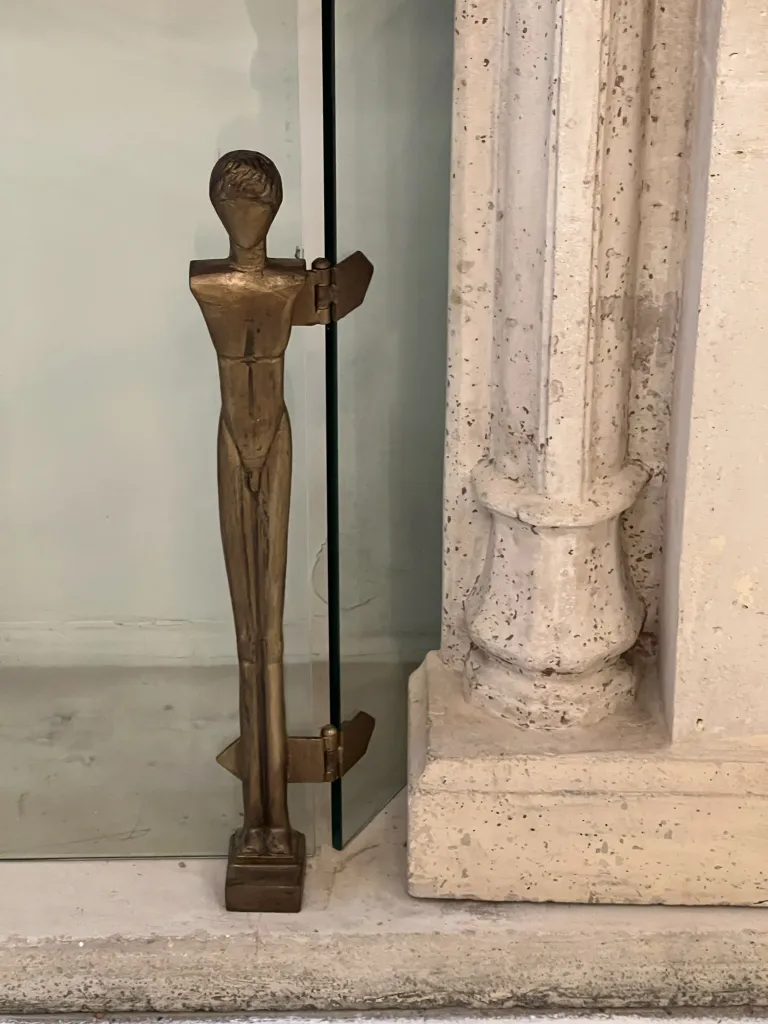 واجهة المدفأة القديمة مع شخصية مجسمة Alberto Giacometti