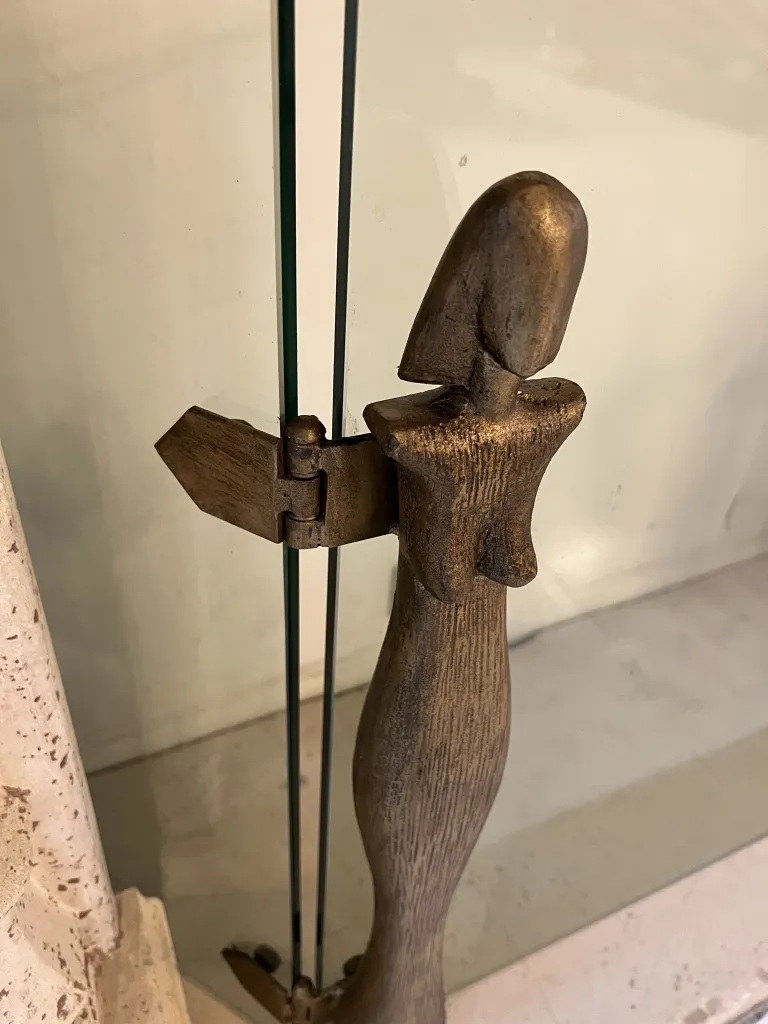 frente de chimenea antigua con detalle en forma distintiva